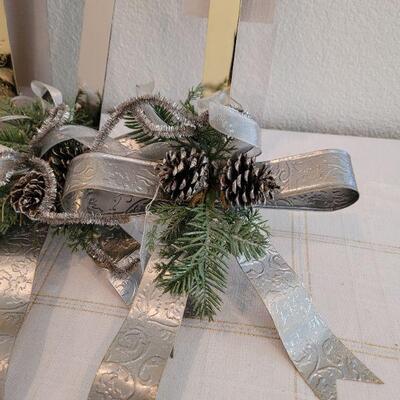 Lot 822: Hallmark Metal Bows (3) + (4) Wreath Hangers