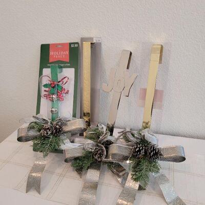 Lot 822: Hallmark Metal Bows (3) + (4) Wreath Hangers