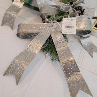 Lot 822: Hallmark Metal Bows (3) + (4) Wreath Hangers