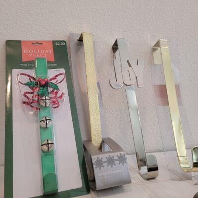 Lot 822: Hallmark Metal Bows (3) + (4) Wreath Hangers