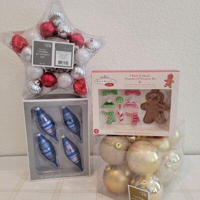 Lot 823: Assorted Christmas Ornaments 