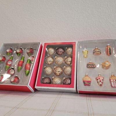 Lot 833: Assorted NEW Christmas Glass Ornaments 