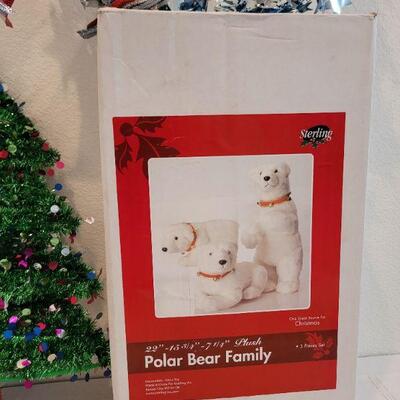 Lot 838: Wreath, Polar Bear Family and Tinsel Tree