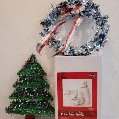Lot 838: Wreath, Polar Bear Family and Tinsel Tree