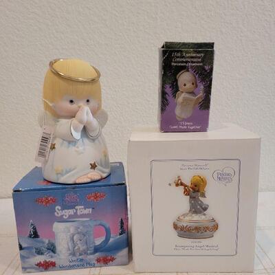 Lot 840: Assorted Precious Moments Christmas Deco