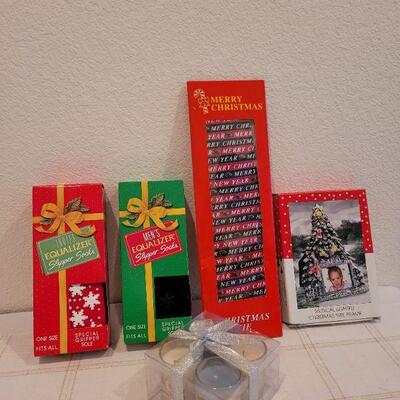 Lot 841: Assorted NEW Christmas Gifts and Deco
