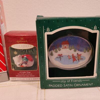 Lot 849: Assorted Christmas Ornaments and Deco
