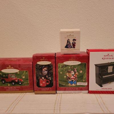 Lot 850: Assorted Hallmark Christmas Ornaments 