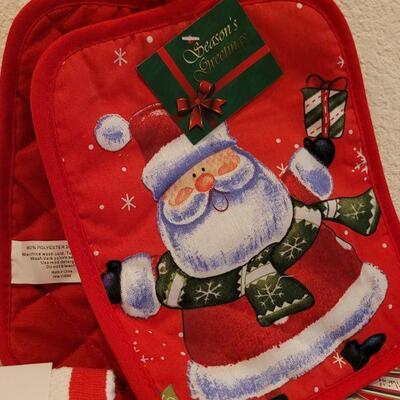 Lot 853: Assorted Christmas Kitchen Deco