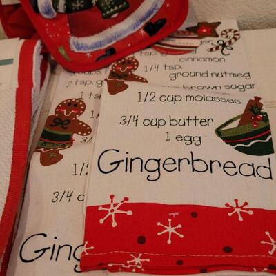 Lot 853: Assorted Christmas Kitchen Deco