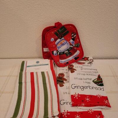 Lot 853: Assorted Christmas Kitchen Deco