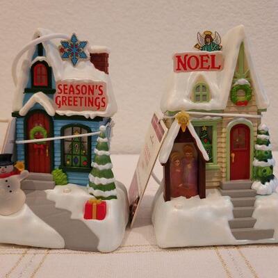Lot 854: (4) Hallmark Synchronized Christmas Houses TESTED A+