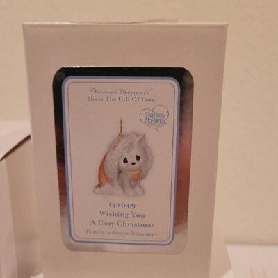 Lot 858: Vintage Precious Moments Christmas Figures 