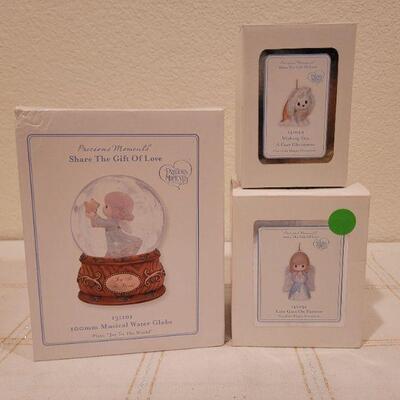 Lot 858: Vintage Precious Moments Christmas Figures 