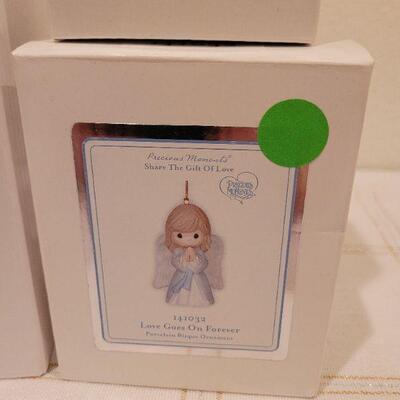 Lot 858: Vintage Precious Moments Christmas Figures 