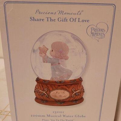 Lot 858: Vintage Precious Moments Christmas Figures 