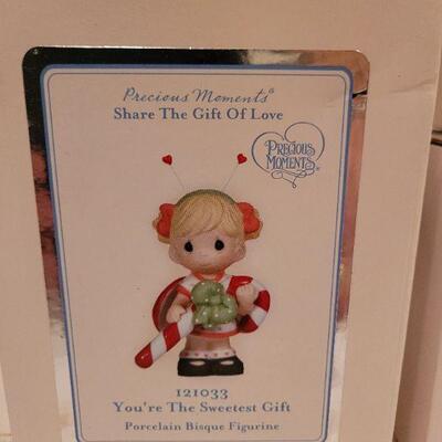 Lot 859: Vintage Precious Moments Christmas Figures 