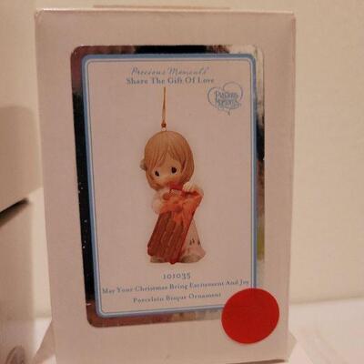Lot 859: Vintage Precious Moments Christmas Figures 