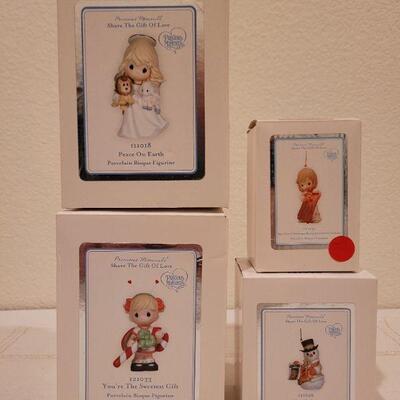 Lot 859: Vintage Precious Moments Christmas Figures 