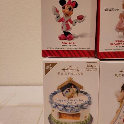 Lot 860: Assorted Hallmark Christmas Ornaments 