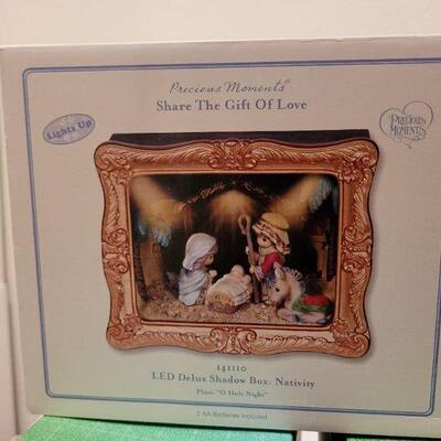 Lot 862: NEW LED Precious Moments Nativity