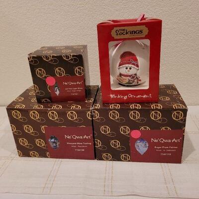 Lot 866: Assorted Christmas Ornaments feat. Ne'Qwa Art