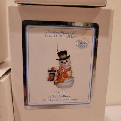 Lot 869: Precious Moments Assorted Christmas Figures 