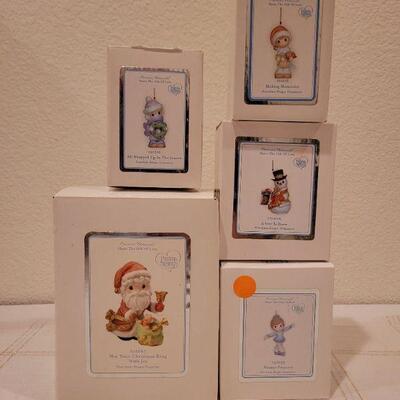 Lot 869: Precious Moments Assorted Christmas Figures 