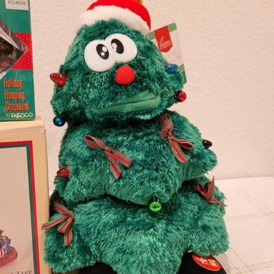 Lot 870: Singing/Dancing Christmas Tree TESTED A+ and Musical Lighted Tree and Ornament 
