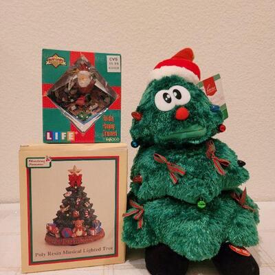 Lot 870: Singing/Dancing Christmas Tree TESTED A+ and Musical Lighted Tree and Ornament 