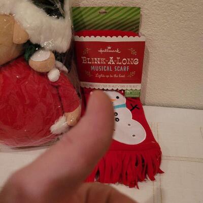 Lot 871: Make your Own Santa + Singing Lighted Snowman Scarf TESTED A+