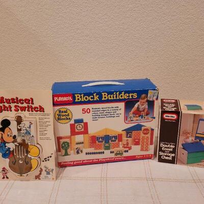 Lot 874: Vintage Toys Lot feat. BLOCK BUILDERS
