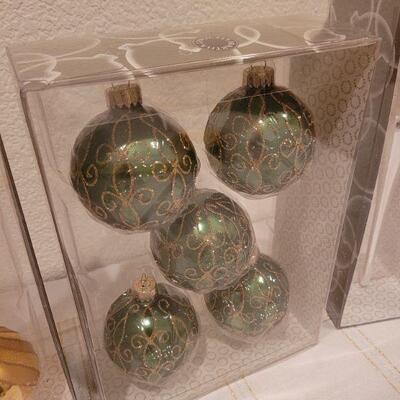 Lot 878: Assorted MARTHA STEWART Christmas Ornaments 