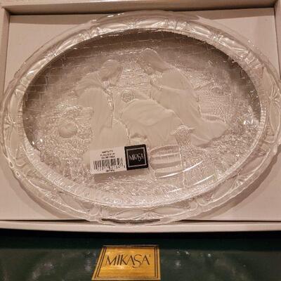 Lot 881: Set of Poinsettia Ribbons Plate/Bowl and NEW MIKASA Christmas Dish