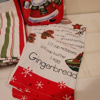 Lot 886: Assorted Christmas Kitchen Deco