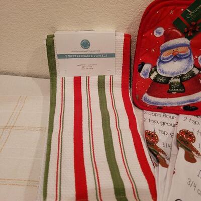 Lot 886: Assorted Christmas Kitchen Deco