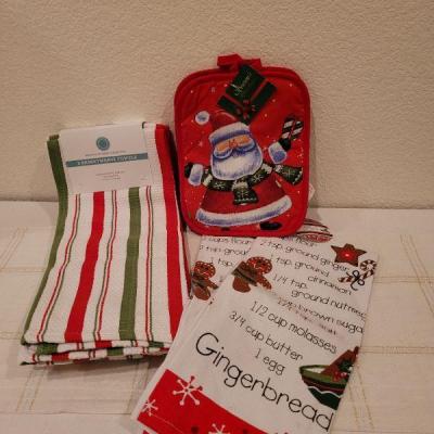 Lot 886: Assorted Christmas Kitchen Deco