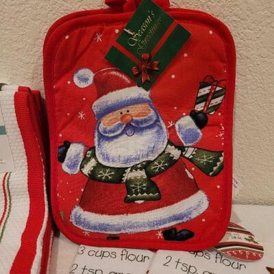 Lot 886: Assorted Christmas Kitchen Deco