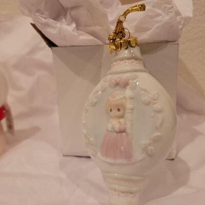 Lot 887: Hallmark SNOWMAN Night Light + Hallmark Ornament