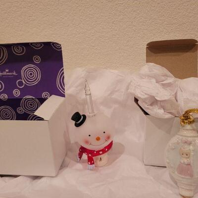 Lot 887: Hallmark SNOWMAN Night Light + Hallmark Ornament