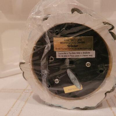 Lot 889: Vintage Snowglobe WINTER WONDERLAND Tune