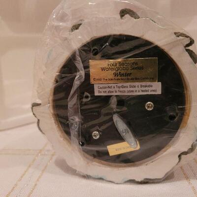 Lot 889: Vintage Snowglobe WINTER WONDERLAND Tune