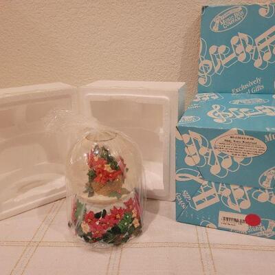 Lot 889: Vintage Snowglobe WINTER WONDERLAND Tune