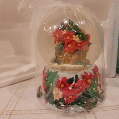 Lot 889: Vintage Snowglobe WINTER WONDERLAND Tune