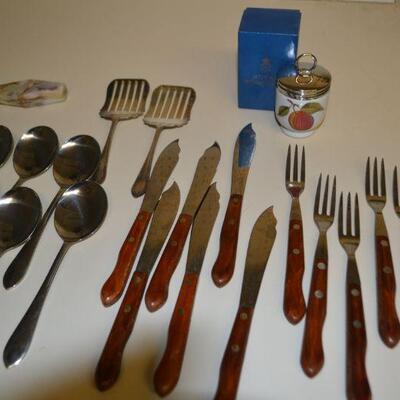 LOT 355 KNIVES AND SPOONS