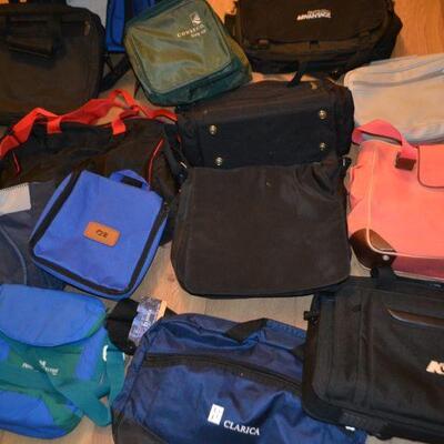 LOT 373  LOT OF NYLON BAGS AND CASES