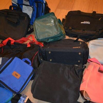 LOT 373  LOT OF NYLON BAGS AND CASES