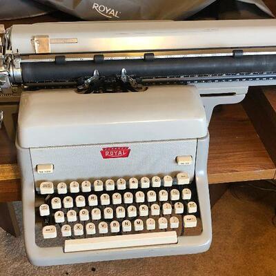 #835 Typewriter, Manual ROYAL 