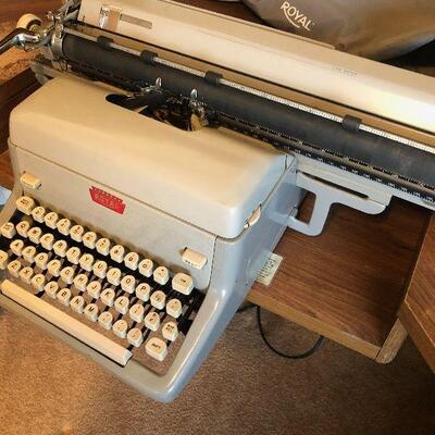 #835 Typewriter, Manual ROYAL 