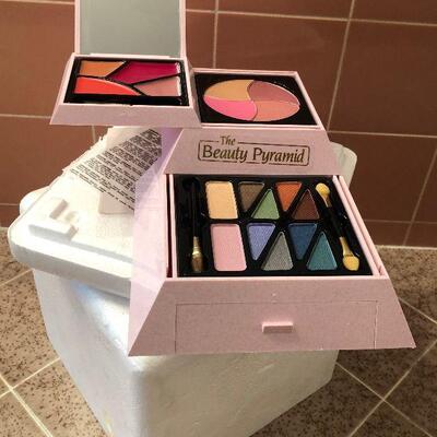 #847 Beauty Pyramid (make up) 